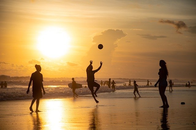The best sports to play at the beach with friends